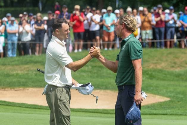 l-r: Martin Kaymer (GER) und Marcel Siem (GER) geben sich die Haende nach der Runde, 36. BMW International Open 2025, Golf, DP World Tour, Herren, Runde 2, 04.07.2025 Eichenried Bayern Deutschland
