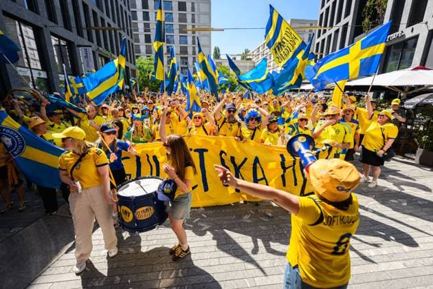 250704 Fans of Sweden ahead of the UEFA Women s Euro 2025 Championship group stage football match between Denmark and Sweden on July 4, 2025 in Geneva. Photo: Mathias Bergeld BILDBYRAN kod MB MB1169 fotboll football soccer fotball fotbolls-em europamästerskap em uefa womens euro uefa womens european football championship womens euro 2025 dam kvinner women danmark sverige sweden denmark 3 bbeng publik Copyright: MATHIASxBERGELD BB250704MB027