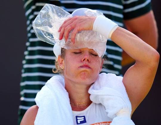 Laura Siegemund cooling down with ice during her third round match Wimbledon Tennis Championships, Day 5, The All England Lawn Tennis and Croquet Club, London, UK - 04 Jul 2025London The All England Lawn Tennis and United Kingdom  Copyright: xJavierxGarcia Shutterstockx 15384469ck