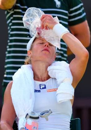 Laura Siegemund cooling down with ice during her third round match Wimbledon Tennis Championships, Day 5, The All England Lawn Tennis and Croquet Club, London, UK - 04 Jul 2025London The All England Lawn Tennis and United Kingdom  Copyright: xJavierxGarcia Shutterstockx 15384469cl