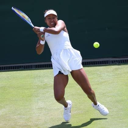 Japan s Naomi Osaka plays a forehand in her third round match against Anastasia Pavlyuchenkova on day five of the 2025 Wimbledon Championships in London on Friday, June 04, 2025.  LON202507040511 HUGOxPHILPOTT
