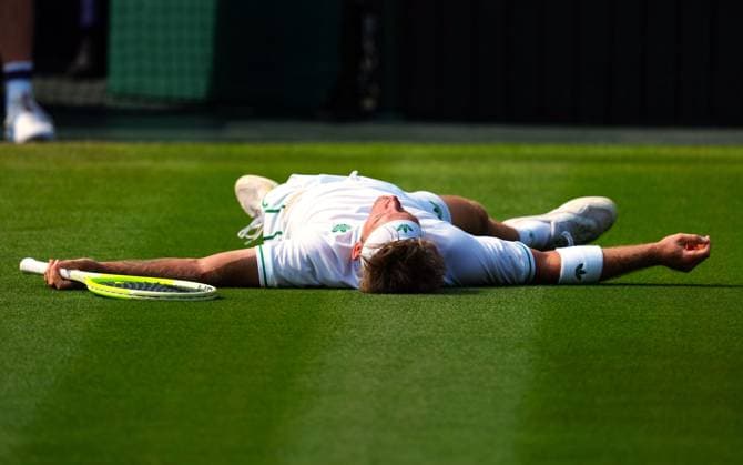 Alejandro Davidovich Fokina falls to the grass during his third round match Wimbledon Tennis Championships, Day 5, The All England Lawn Tennis and Croquet Club, London, UK - 04 Jul 2025London The All England Lawn Tennis and United Kingdom  Copyright: xJavierxGarcia Shutterstockx 15384469em
