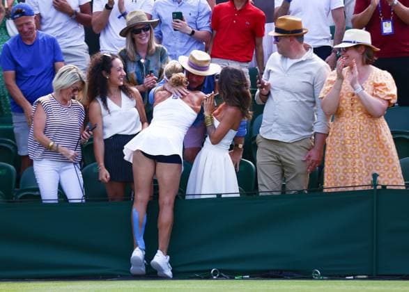 Wimbledon Championships 2025 AELTC, Day Five London, UK - 04 07 2025 Laura Siegemund (GER) celebrates with her team after defeating Madison Keys (USA) in the third round of the 2025 Wimbledon Championships London Wimbledon London GBR, UK NEWSPAPERS OUT Copyright: xMarkxGreenwoodx
