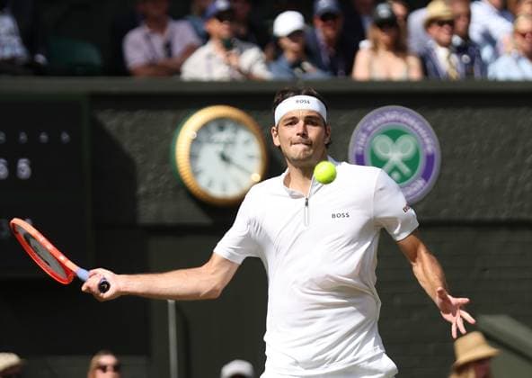 American Taylor Fritz plays a forehand in his third round match against Spain s Alejandro Davidovich Fokina on day five of the 2025 Wimbledon Championships in London on Friday, July 04, 2025.  LON2025070440 HUGOxPHILPOTT
