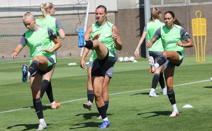 Trainingsstart VfL Wolfsburg Frauen Wolfsburg, 04.07.2025, Fußball, Frauen, Google Pixel Frauen-Bundesliga, VfL Wolfsburg, Trainingstart, Bild zeigt: Impressionen vom Training, Alexandra Popp und Kessya Bussy Wolfsburg