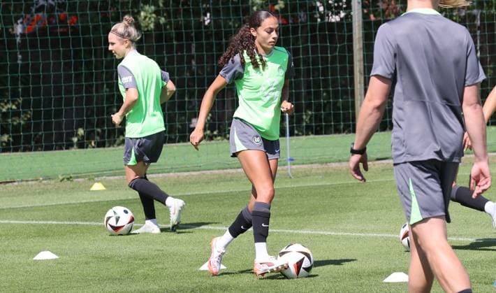 Trainingsstart VfL Wolfsburg Frauen Wolfsburg, 04.07.2025, Fußball, Frauen, Google Pixel Frauen-Bundesliga, VfL Wolfsburg, Trainingstart, Bild zeigt: Impressionen vom Training, Kessya Bussy Wolfsburg