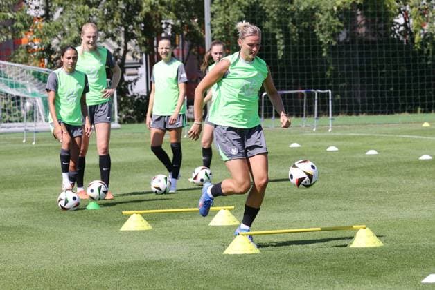 Trainingsstart VfL Wolfsburg Frauen Wolfsburg, 04.07.2025, Fußball, Frauen, Google Pixel Frauen-Bundesliga, VfL Wolfsburg, Trainingstart, Bild zeigt: Impressionen vom Training, Alexandra Popp Wolfsburg
