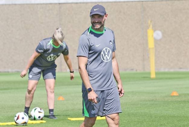 Trainingsstart VfL Wolfsburg Frauen Wolfsburg, 04.07.2025, Fußball, Frauen, Google Pixel Frauen-Bundesliga, VfL Wolfsburg, Trainingstart, Bild zeigt: Impressionen vom Training, VfL-Trainer Stephan Lerch Wolfsburg