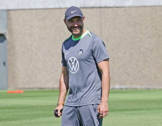 Trainingsstart VfL Wolfsburg Frauen Wolfsburg, 04.07.2025, Fußball, Frauen, Google Pixel Frauen-Bundesliga, VfL Wolfsburg, Trainingstart, Bild zeigt: Impressionen vom Training, VfL-Trainer Stephan Lerch Wolfsburg