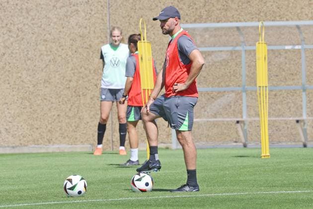 Trainingsstart VfL Wolfsburg Frauen Wolfsburg, 04.07.2025, Fußball, Frauen, Google Pixel Frauen-Bundesliga, VfL Wolfsburg, Trainingstart, Bild zeigt: Impressionen vom Training, VfL-Trainer Stephan Lerch Wolfsburg