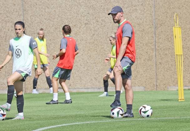 Trainingsstart VfL Wolfsburg Frauen Wolfsburg, 04.07.2025, Fußball, Frauen, Google Pixel Frauen-Bundesliga, VfL Wolfsburg, Trainingstart, Bild zeigt: Impressionen vom Training, VfL-Trainer Stephan Lerch Wolfsburg
