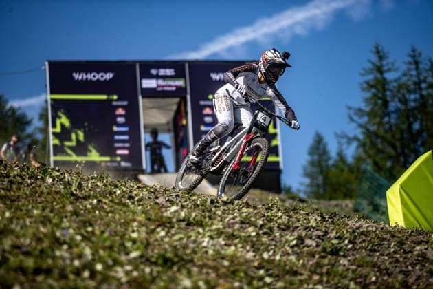 Whoop Downhill Worldcup La Thuile MELTON Matilda COMMENCAL SCHWALBE BY LES ORRESat Whoop Downhill Worldcup La Thuile, 04.07.2025,in La Thuile,ITA Foto: Sebastian Sternemann