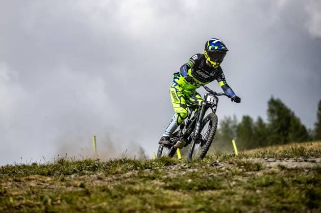 Whoop Downhill Worldcup La Thuile WILSON Reece AON RACING - TOURNE CAMPERVANSat Whoop Downhill Worldcup La Thuile, 04.07.2025,in La Thuile,ITA Foto: Sebastian Sternemann