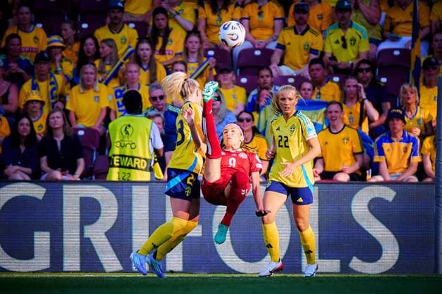 UEFA Womens Euro 2025: Dänemark - Schweden; 04.07.2025 Spielerin Nadia Nadim (9; Frauenfußball Nationalmannschaft Dänemark) versucht einen Fallrückzieher gegen die Verteidigerinnen Linda Sembrant (3; Frauenfußball Nationalmannschaft Schweden) und Josefine Rybrink (22; Frauenfußball Nationalmannschaft Schweden) in der UEFA Womens Euro 2025. UEFA Womens Euro 2025: Dänemark – Schweden; Genf, Stade de Genève am 04.07.2025 *** UEFA Womens Euro 2025 Denmark Sweden 04 07 2025 Player Nadia Nadim 9 Womens national soccer team Denmark tries a bicycle kick against defenders Linda Sembrant 3 Womens national soccer team Sweden and Josefine Rybrink 22 Womens national soccer team Sweden in the UEFA Womens Euro 2025 UEFA Womens Euro 2025 Denmark - Sweden Geneva, Stade de Genève on 04 07 2025 Copyright: xBEAUTIFULxSPORTS Gelhardtx