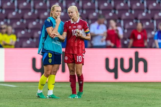 250704 Magdalena Eriksson of Sweden and Pernille Harder of Denmark after the UEFA Women s Euro 2025 Championship group stage football match between Denmark and Sweden on July 4, 2025 in Geneva. Photo: Mathias Bergeld BILDBYRAN kod MB MB1169 fotboll football soccer fotball fotbolls-em europamästerskap em uefa womens euro uefa womens european football championship womens euro 2025 dam kvinner women danmark sverige sweden denmark 3 bbeng Copyright: MATHIASxBERGELD BB250704MB166