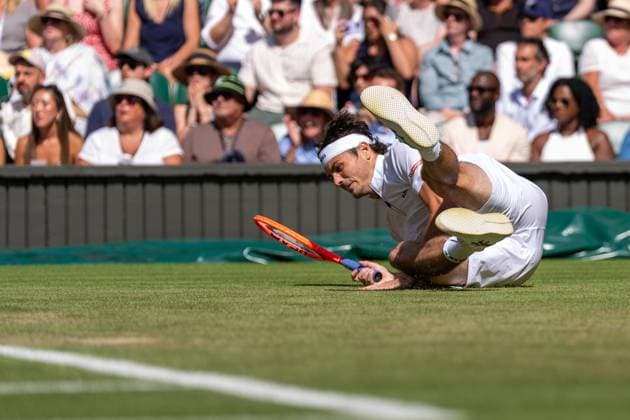 2025-07-04 Wimbledon 2025 LONDON, ENGLAND - JULY 4: Taylor Fritz of The USA, falling on court during Wimbledon 2025 at All England Lawn Tennis & Croquet Club on July 4, 2025 in London, England. London All England Lawn Tennis & Croquet Club England Content not available for redistribution in The Netherlands directly or indirectly through any third parties. Copyright: xMarleenxFouchierx