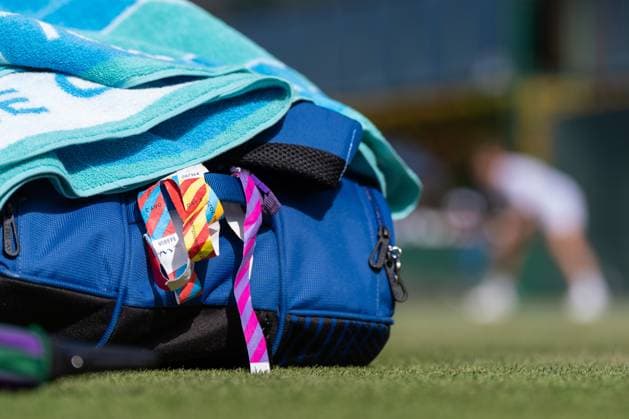 2025-07-04 Wimbledon 2025 LONDON, ENGLAND - JULY 4: tennis bag, atmosphere Wimbledon during Wimbledon 2025 at All England Lawn Tennis & Croquet Club on July 4, 2025 in London, England. London All England Lawn Tennis & Croquet Club England Content not available for redistribution in The Netherlands directly or indirectly through any third parties. Copyright: xMarleenxFouchierx