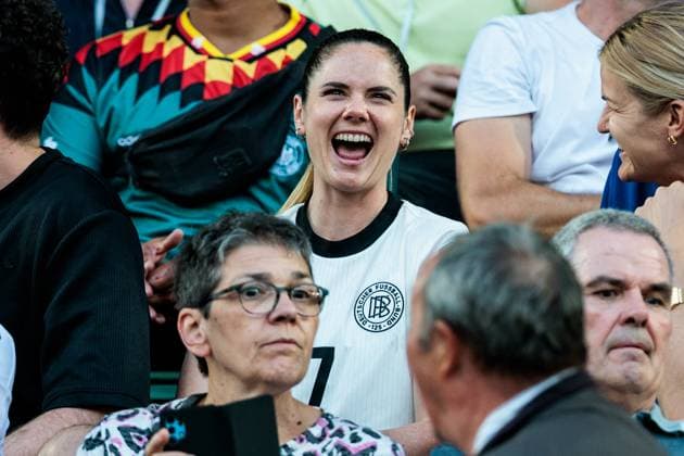 UEFA Women’s Euro 2025: Deutschland - Polen; 04.7.2025 Sarah Zadrazil (FC Bayern München) im Trikot von Giulia Gwinn (Deutschland, 7) auf der Tribühne, lacht, lachend UEFA Women’s Euro 2025: Deutschland - Polen; St. Gallen, Arena St. Gallen am 04.07.2025 Copyright: xBEAUTIFULxSPORTS Wunderlx