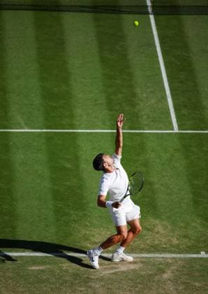 Wimbledon 2025 Jan-Lennard Struff v Carlos Alcaraz Wimbledon Championships 2025 Day 5, 04 07 25 Gentlemens Singles - Third Round Centre Court Jan-Lennard Struff vs Carlos Alcaraz. Carlos Alcaraz in action  Copyright: xBradleyxOrmesherx NINTCHDBPICT001007575291