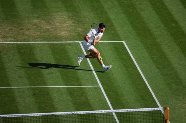 Wimbledon 2025 Jan-Lennard Struff v Carlos Alcaraz Wimbledon Championships 2025 Day 5, 04 07 25 Gentlemens Singles - Third Round Centre Court Jan-Lennard Struff vs Carlos Alcaraz. Carlos Alcaraz in action  Copyright: xBradleyxOrmesherx NINTCHDBPICT001007575422