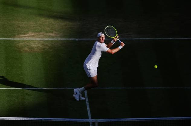 Wimbledon 2025 Jan-Lennard Struff v Carlos Alcaraz Wimbledon Championships 2025 Day 5, 04 07 25 Gentlemens Singles - Third Round Centre Court Jan-Lennard Struff vs Carlos Alcaraz. Jan-Lennard Struff in action  Copyright: xBradleyxOrmesherx NINTCHDBPICT001007586672