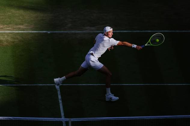 Wimbledon 2025 Jan-Lennard Struff v Carlos Alcaraz Wimbledon Championships 2025 Day 5, 04 07 25 Gentlemens Singles - Third Round Centre Court Jan-Lennard Struff vs Carlos Alcaraz. Jan-Lennard Struff in action  Copyright: xBradleyxOrmesherx NINTCHDBPICT001007586673