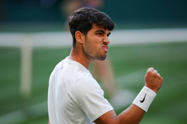 Wimbledon 2025 Jan-Lennard Struff v Carlos Alcaraz Wimbledon Championships 2025 Day 5, 04 07 25 Gentlemens Singles - Third Round Centre Court Jan-Lennard Struff vs Carlos Alcaraz. Carlos Alcaraz wins in 4 sets  Copyright: xBradleyxOrmesherx NINTCHDBPICT001007596363