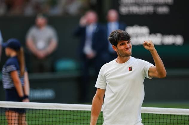 Wimbledon 2025 Jan-Lennard Struff v Carlos Alcaraz Wimbledon Championships 2025 Day 5, 04 07 25 Gentlemens Singles - Third Round Centre Court Jan-Lennard Struff vs Carlos Alcaraz. Carlos Alcaraz wins in 4 sets  Copyright: xBradleyxOrmesherx NINTCHDBPICT001007596515