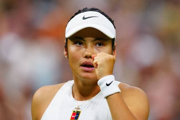 Emma Raducanu celebrates during her third round match Wimbledon Tennis Championships, Day 5, The All England Lawn Tennis and Croquet Club, London, UK - 04 Jul 2025London The All England Lawn Tennis and United Kingdom  Copyright: xJavierxGarcia Shutterstockx 15384469jv