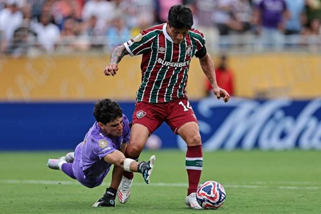 Camping World Stadium German Cano of Fluminense disputes the throw with Yassine Bounou of Al-Hilal, during the match between Fluminense and Al-Hilal, for the quarterfinals of the FIFA Club World Cup 2025, at the Camping World Stadium this Friday 04. 30761 (Heuler Andrey SPP)  Copyright: xHeulerxAndreyx xSPPx spp-en-HeAn-R1DE0394