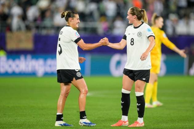 Fußball, UEFA Women s EURO 2025, 20250704, Deutschland - Polen. Im Bild v.l. Carlotta WAMSER (Deutschland, 5), Sydney LOHMANN (Deutschland, 8) Schlussjubel. St. Gallen Arena St. Gallen Sankt Gallen Schweiz Copyright: Passion2Press MarkusxFischerx