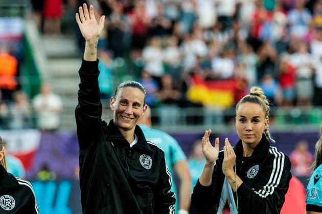 UEFA Women’s Euro 2025: Deutschland - Polen; 04.7.2025 Ann-Kathrin Berger (Deutschland, 1) und Giulia Gwinn (Deutschland, 7) applaudieren und winken UEFA Women’s Euro 2025: Deutschland - Polen; St. Gallen, Arena St. Gallen am 04.07.2025 Copyright: xBEAUTIFULxSPORTS Wunderlx