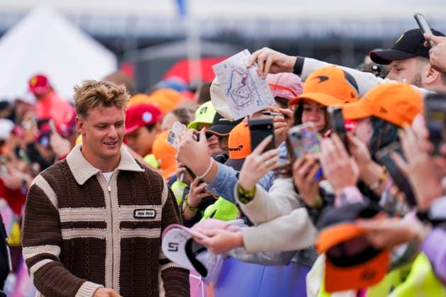 FORMULA 1 BRITISH GRAND PRIX 2025 Mick Schumacher arrives with fans wanting autographs and selfies during the FORMULA 1 QATAR AIRWAYS BRITISH GRAND PRIX 2025 at the Silverstone Circuit, Silverstone, England, United Kingdom on 5 July 2025 Credit: Robbie Hoad Every Second Media Editorial use only. All images are copyright Every Second Media Limited. No images may be reproduced without prior permission. Copyright: xIMAGO EveryxSecondxMediax ESM-1519-0015 RobbiexHoadx xEveryxSecondxMediax