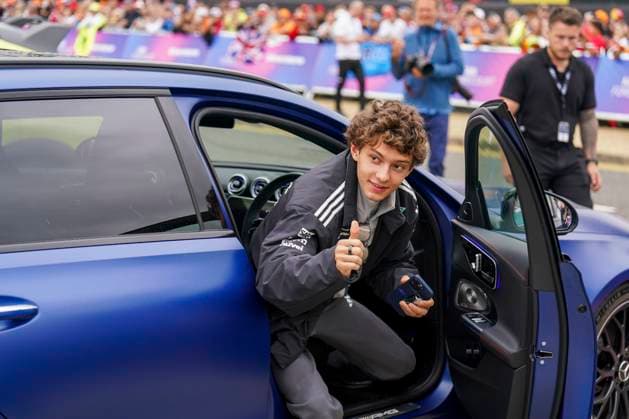 FORMULA 1 BRITISH GRAND PRIX 2025 Kimi Antonelli 12 (ITA), Mercedes AMG Petronas W16 arrives in his car and gestures to fans during the FORMULA 1 QATAR AIRWAYS BRITISH GRAND PRIX 2025 at the Silverstone Circuit, Silverstone, England, United Kingdom on 5 July 2025 Credit: Robbie Hoad Every Second Media Editorial use only. All images are copyright Every Second Media Limited. No images may be reproduced without prior permission. Copyright: xIMAGO EveryxSecondxMediax ESM-1519-0018 RobbiexHoadx xEveryxSecondxMediax