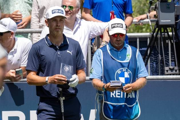 Der aktuell 2the Kristoffer Reitan (NOR) blickt noch einmal in sein Birdie Book. xettx, Deutschland, Muenchen, 05.07.2025, Golf, BMW International Open, 2025, Round 3, DP World Tour, Golfclub Muenchen Eichenried