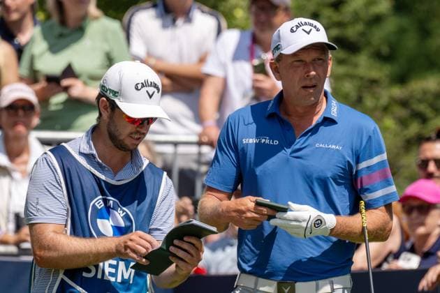 Marcel Siem (GER) bespricht vor dem Abschlag mit seinem Caddy. xettx, Deutschland, Muenchen, 05.07.2025, Golf, BMW International Open, 2025, Round 3, DP World Tour, Golfclub Muenchen Eichenried