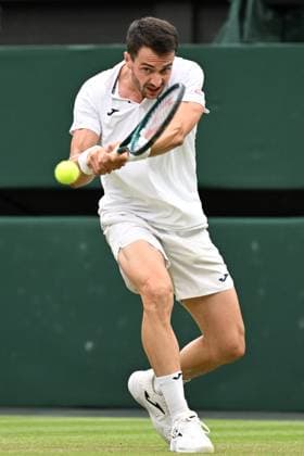 (250705) -- LONDON, July 5, 2025 -- Pedro Martinez hits a return during the men s singles third round match between Jannik Sinner of Italy and Pedro Martinez of Spain at the Wimbledon Tennis Championships in London, Britain, July 5, 2025. ) (SP)BRITAIN-LONDON-TENNIS-WIMBLEDON-MEN S SINGLES ZhaoxDingzhe 