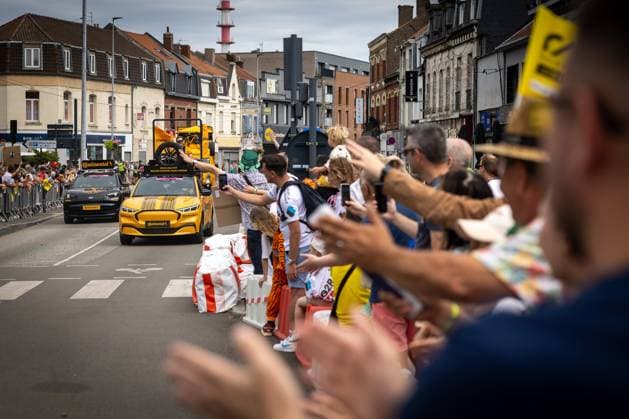 TOUR DE FRANCE 2025 PHOTOPQR VOIX DU NORD SEVERINE COURBE ; 05 07 2025 ; LENS 05 07 25. CYCLISME TOUR DE FRANCE premiere etape du Tour de France avec ambiance dans le village, passage de la caravane publicitaire avenue du 4 septembre et passage des coureurs devant le stade Bollaert. PHOTO SEVERINE COURBE LA VOIX DU NORD- French cycling race Tour de France 2024 takes place in july 2025 HAUTS DE FRANCE France  Copyright: xPHOTOPQR VOIXxDUxNORD MAXPPPxSEVERINExCOURBEx 20250705VDN9706 20250705VDN9706
