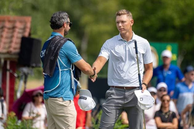 Matti Schmid (GER) bedankt sich bei seinem Caddy. xettx, Deutschland, Muenchen, 05.07.2025, Golf, BMW International Open, 2025, Round 3, DP World Tour, Golfclub Muenchen Eichenried