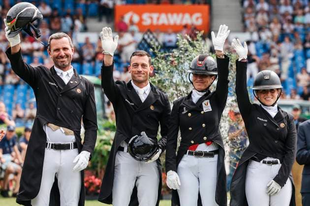 CHIO Aachen 2025; 05.07.2025 Domien Michiels, Justin Verboomen, Larissa Pauluis und Charlotte Defalque bei der Siegerehrung für die Mannschaftswertung vom Lambertz Nationenpreis am 05.07.2025 beim CHIO Aachen 2025 auf dem CHIO Gelände Copyright: xBEAUTIFULxSPORTS Freisenx