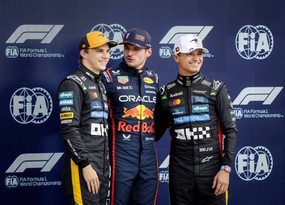 SILVERSTONE - Oscar Piastri (McLaren), Max Verstappen (Red Bull Racing) and Lando Norris (McLaren) pose after qualifying at the Silverstone circuit ahead of the Great Britain Grand Prix. ANP SEM VAN DER WAL xVIxANPxSportx xxANPxIVx 530987138 originalFilename: 530987138.jpg