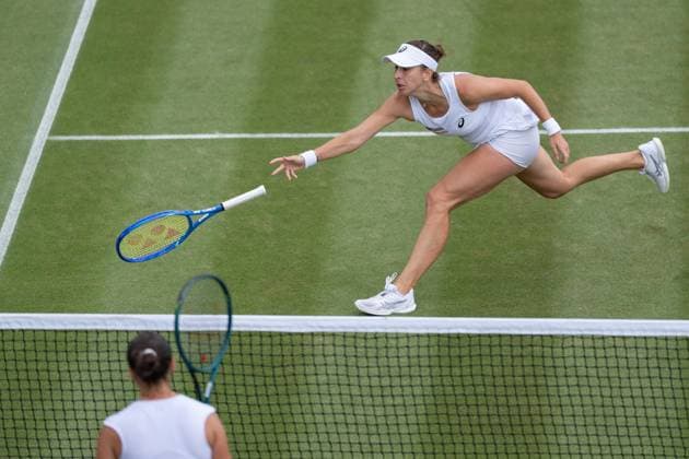 2025-07-05 The Championships Wimbledon 2025 LONDON, UNITED KINGDOM - JULY 5: Belinda Bencic of Switzerland, Elisabetta Cocciaretto of Italy during Day Six of The Championships Wimbledon 2025 at All England Lawn Tennis and Croquet Club on July 5, 2025 in London, United Kingdom. (Photo by Marleen Fouchier BSR Agency) London United Kingdom Content not available for redistribution in The Netherlands directly or indirectly through any third parties. Copyright: xBSRxAgencyx