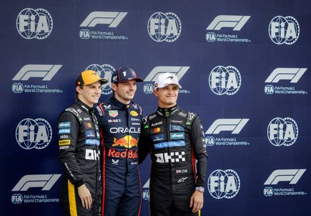 SILVERSTONE - Oscar Piastri (McLaren), Max Verstappen (Red Bull Racing) and Lando Norris (McLaren) pose after qualifying at the Silverstone circuit ahead of the Great Britain Grand Prix. ANP SEM VAN DER WAL xVIxANPxSportx xxANPxIVx 530987663 originalFilename: 530987663.jpg