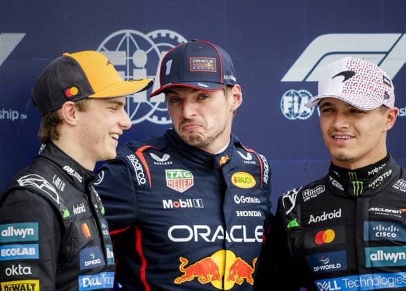 SILVERSTONE - Oscar Piastri (McLaren), Max Verstappen (Red Bull Racing) and Lando Norris (McLaren) pose after qualifying at the Silverstone circuit ahead of the Great Britain Grand Prix. ANP SEM VAN DER WAL xVIxANPxSportx xxANPxIVx 530987668 originalFilename: 530987668.jpg