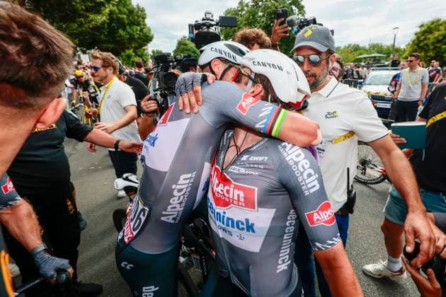 Tour de France 2025 Stage 1 LILLE METROPOLE, FRANCE - JULY 05 : Philipsen Jasper (BEL) of Alpecin-Deceuninck celebrating his victory during stage 1 of the 112th edition of Tour de France an UCI World Tour 2.UWT cycling road race stage for Men Elite of 185 km with start in Lille Metropole and finish in Lille Metropole on July 5, 2025 in Lille Metropole, France, 05 07 2025 ( Motordriver Kenny Verfaillie - Lille Metropole France  Copyright: xLucaxBettinix