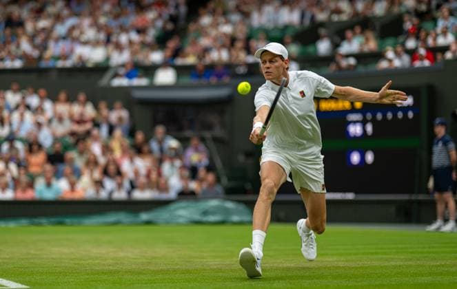 Tennis - Wimbledon Championship 2025 - Day 6 LONDON, ENGLAND - Saturday, July 5, 2025: Jannik Sinner (ITA) during the Gentlemen s Singles 3rd Round on Day Six of The Championships Wimbledon 2025 at the All England Lawn Tennis and Croquet Club. (Photo by Kirsten Holst Propaganda) LONDON All England Lawn Tennis and Croquet Club GREATER LONDON ENGLAND  Copyright: xKirstenxHolstx 2025-07-05-027-Wimbledon_2025_Day_6