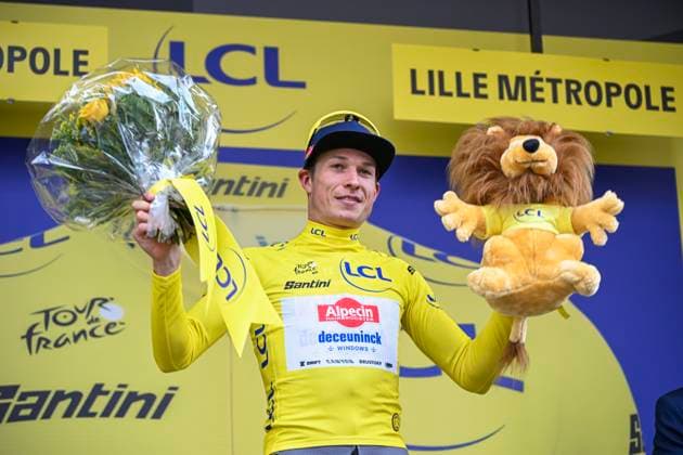 Tour de France 2025 Stage 1 LILLE METROPOLE, FRANCE - JULY 05 : Philipsen Jasper (BEL) of Alpecin-Deceuninck on the podium with the yellow jersey during stage 1 of the 112th edition of Tour de France an UCI World Tour 2.UWT cycling road race stage for Men Elite of 185 km with start in Lille Metropole and finish in Lille Metropole on July 5, 2025 in Lille Metropole, France, 05 07 2025 ( Motordriver Kenny Verfaillie - Lille Metropole France  Copyright: xJanxDexMeuleneirx
