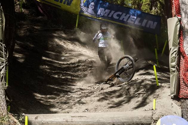 Whoop Downhill Worldcup La Thuile Crash of VAN DUYSE Briekat Whoop Downhill Worldcup La Thuile, 05.07.2025,in La Thuile,ITA Foto: Sebastian Sternemann