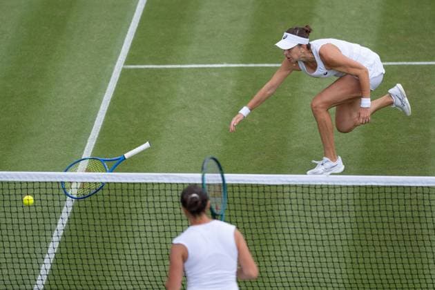 2025-07-05 Wimbledon 2025 LONDON, ENGLAND - JULY 5: Belinda Bencic of Switzerland, Elisabetta Cocciaretto of Italy, losing the racket during Wimbledon 2025 at All England Lawn Tennis & Croquet Club on July 5, 2025 in London, England. London All England Lawn Tennis & Croquet Club England Content not available for redistribution in The Netherlands directly or indirectly through any third parties. Copyright: xMarleenxFouchierx