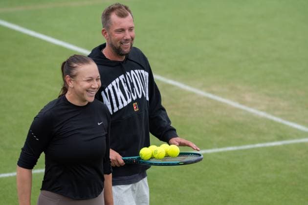 2025-07-05 Wimbledon 2025 LONDON, ENGLAND - JULY 5: Amanda Animisova, Rick Vleeshouwers during Wimbledon 2025 at All England Lawn Tennis & Croquet Club on July 5, 2025 in London, England. London All England Lawn Tennis & Croquet Club England Content not available for redistribution in The Netherlands directly or indirectly through any third parties. Copyright: xMarleenxFouchierx